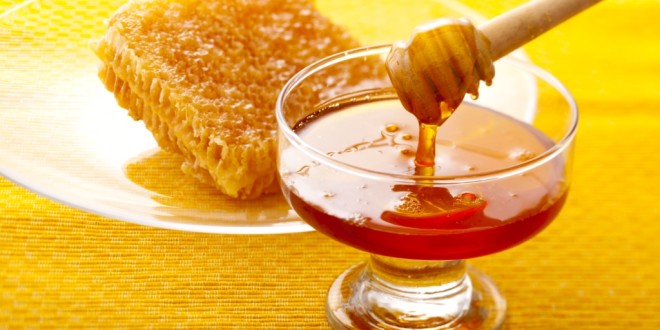 مكونات العسل من السكريات و الاملاح المعدنية و البروتينات و الفيتامينات و االانزيامات