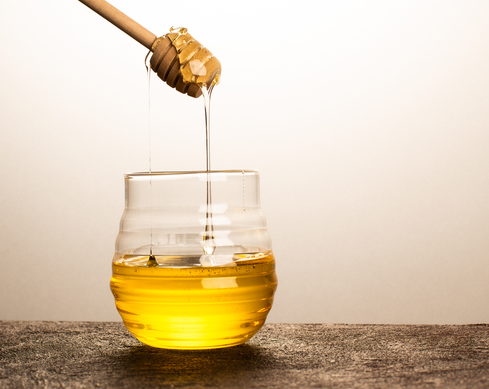 أهم فوائد شرب الماء بالعسل